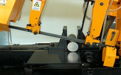 赫章数控带锯床自动送料精度会出现偏差吗？